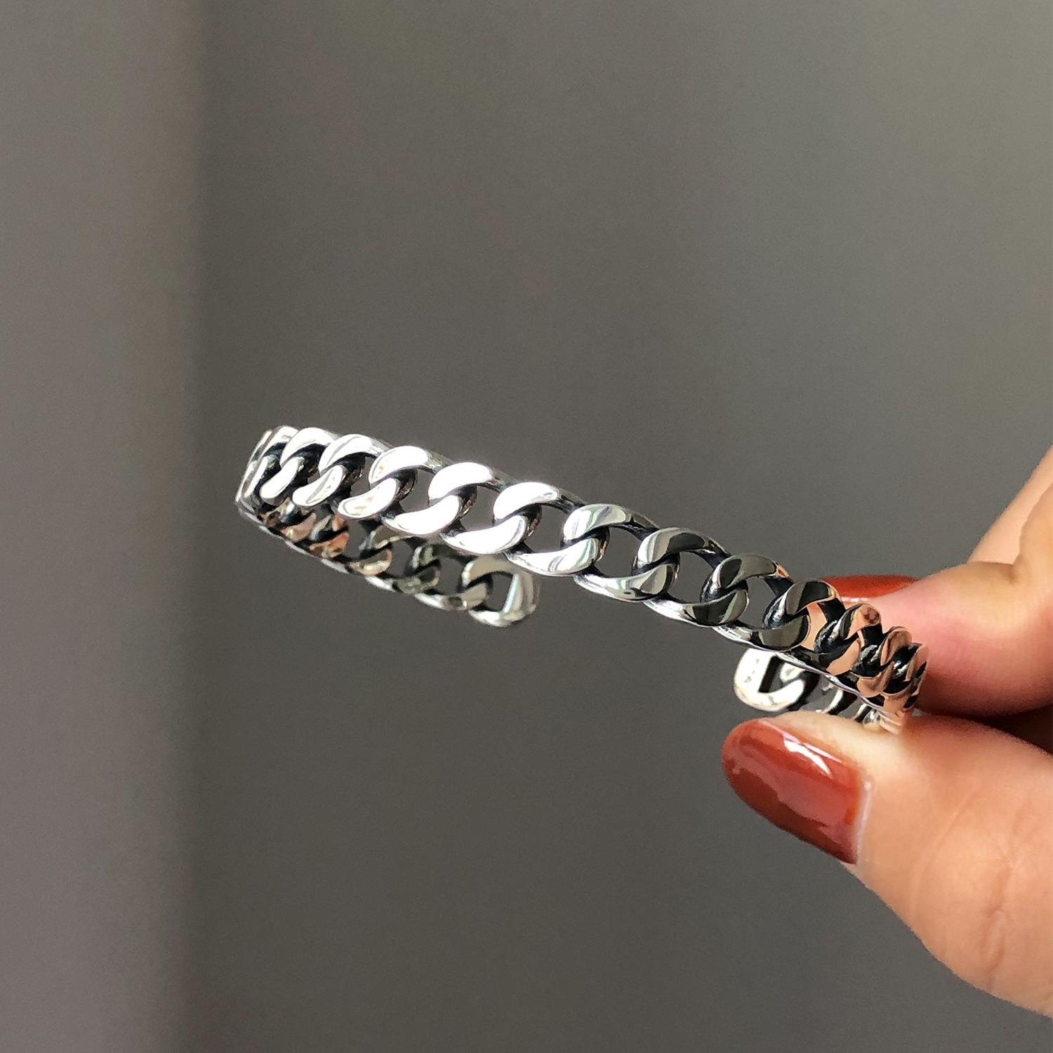 Chow Tai Fook Huanmei open twist bracelet light luxury temperament niche ins niche design exquisite old-fashioned retro