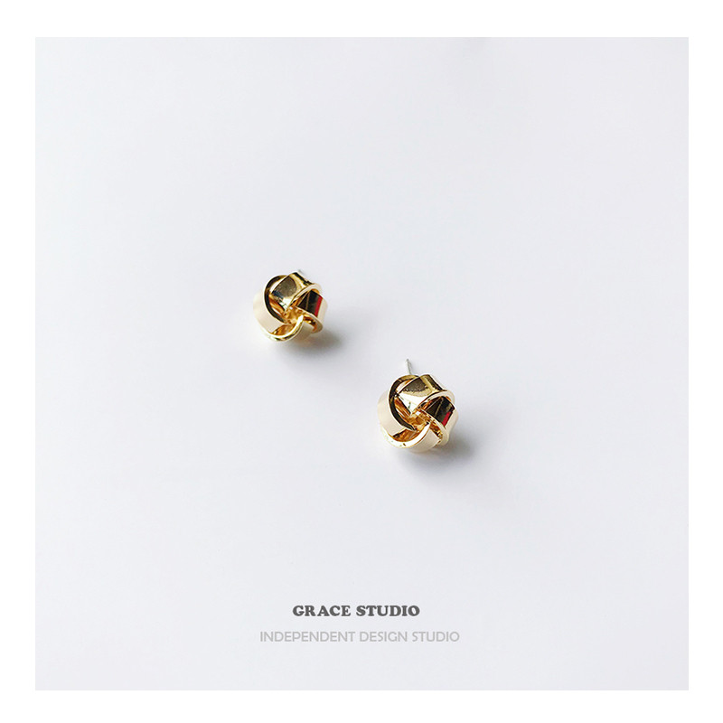 G S rotation French retro high-end ear pins Simple and exquisite spiral metal earrings small fragrance ear pins