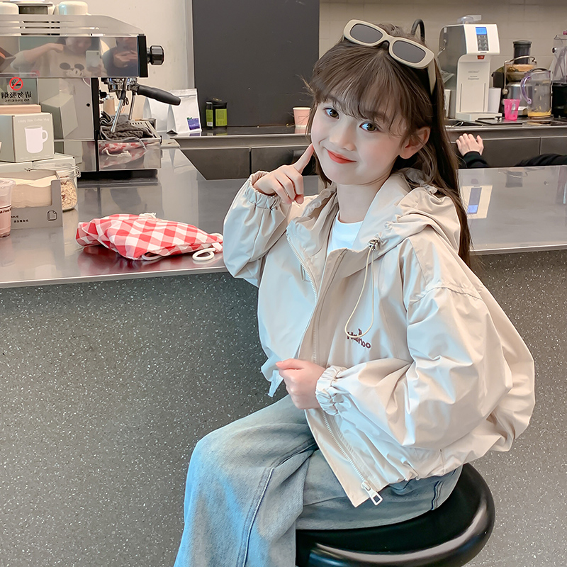 女の子のスプリングコート 2025 新しいスタイル ファッショナブルなショートトップス 女の子用 春と秋 大きい子供用 フード付き服 子供用