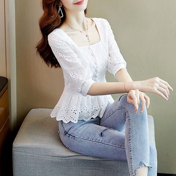 The chiffon shirt that pinches the waist to cover the belly is very lace