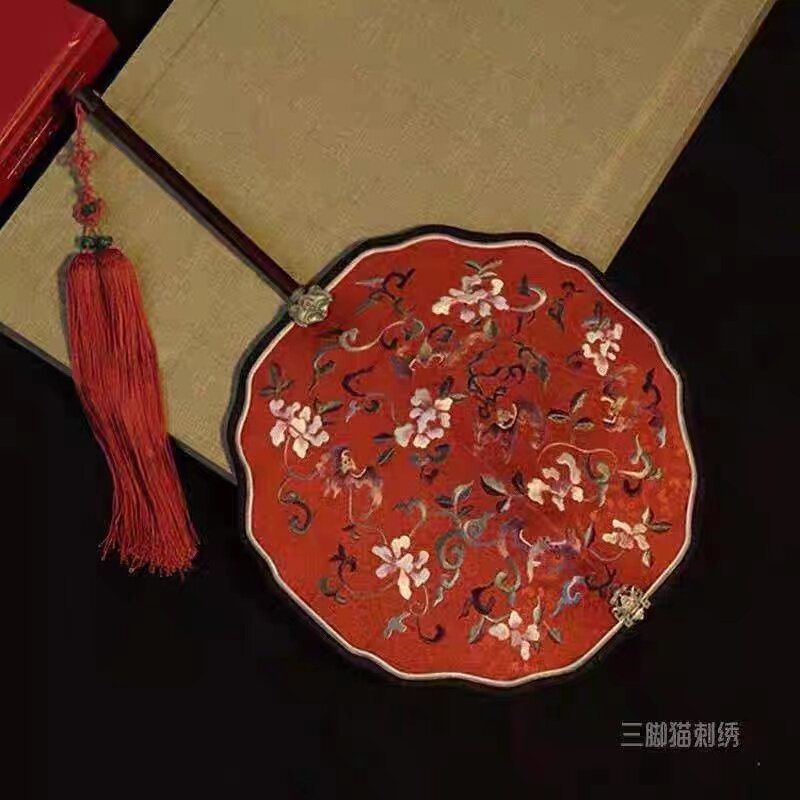товар из китая 汉服团扇出租 故宫仿刻复原刺绣团扇缠枝蝙蝠图双面绣苏绣真丝 House divided against itself