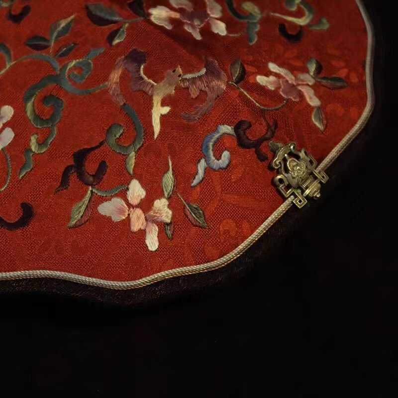 товар из китая 汉服团扇出租 故宫仿刻复原刺绣团扇缠枝蝙蝠图双面绣苏绣真丝 House divided against itself