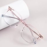 Стакан женскую миопию может быть оборудована определенной степенью линз -коробки, чтобы предотвратить анти -радиацию и круглое лицо.