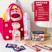 Симпатичный клубничный медведь ощущал пакет с закусками, я