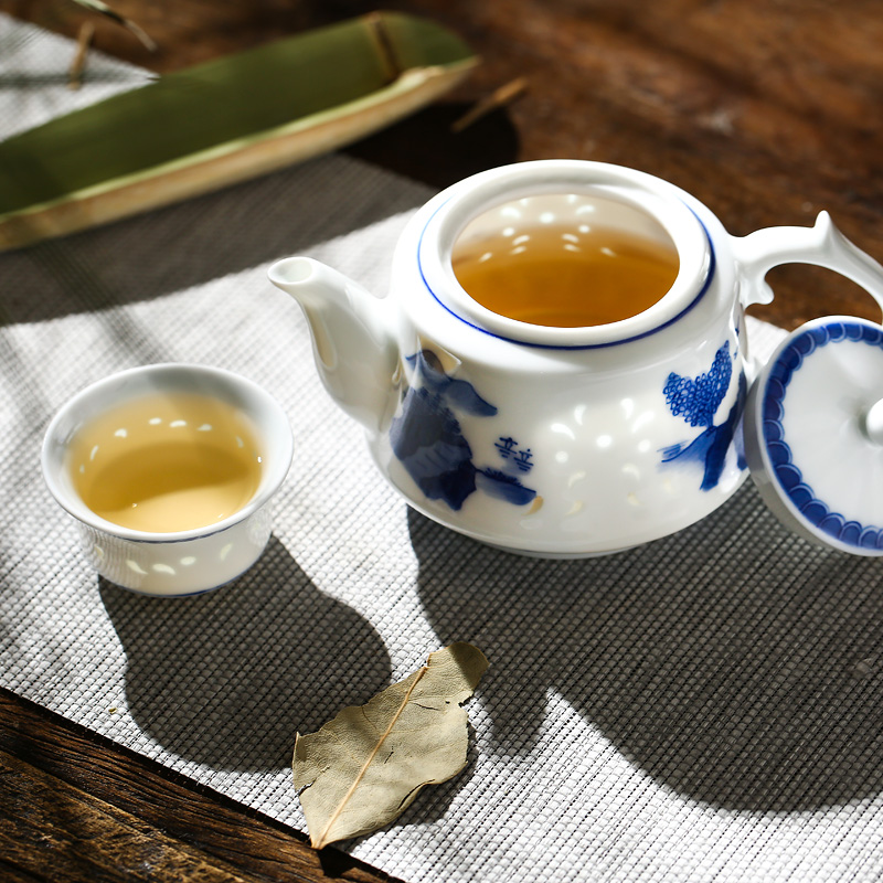 Jingdezhen blue and white lid official hand - made ceramic bowl plate of kung fu tea cups suit white porcelain household gifts