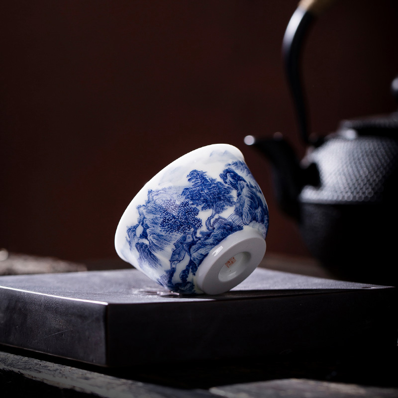 Jingdezhen blue and white landscape flagship ceramic sample tea cup all hand master cup of tea, kungfu tea set. A single