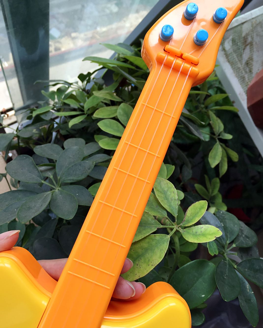 Spot Nhật Bản nhập khẩu bánh mì Superman bé ukulele guitar nhỏ đồ chơi trẻ em âm nhạc có thể chơi nhạc cụ đồ chơi violin cho trẻ em