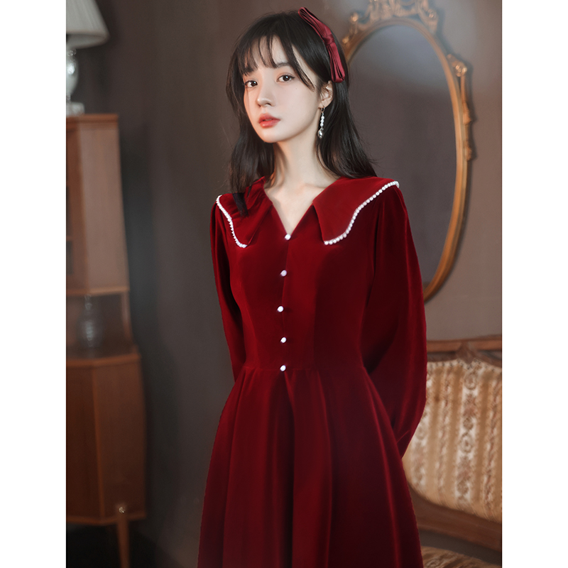 Toast to the bride The bride is usually able to wear the winter wine red color engagement foreign dress wedding gown velvet dress.