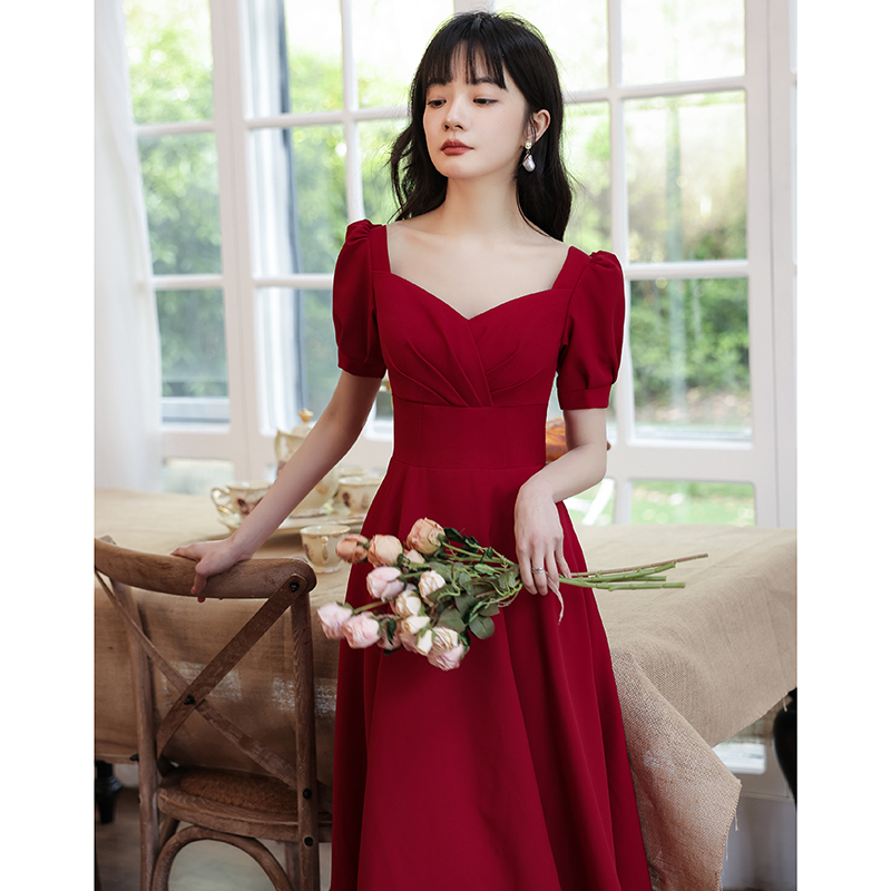 Toast to the brides, the bride is usually able to wear a red dress for the summer, the summer back door everyday engagement foreign dress.