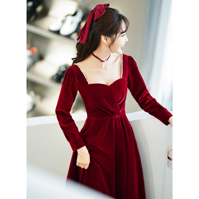 The French toast to the bridal velvet can normally be worn in autumn and winter small child betrothed to the door gown with long sleeves