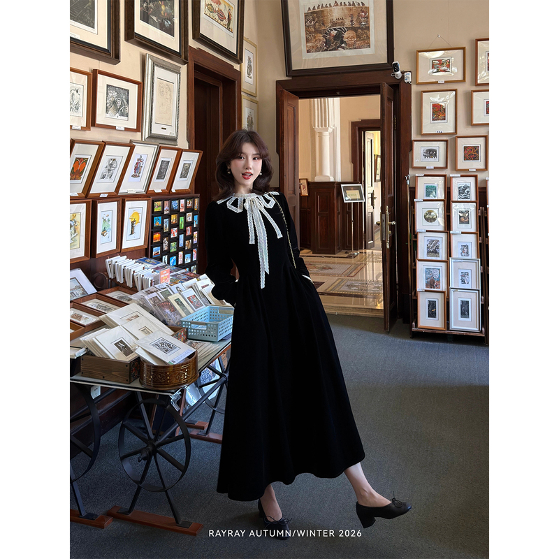 Lai Yingjun [Miss Bella] Velvet Black Dress with Lace Bow, Waist-Cinching A-Line Long Skirt