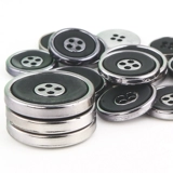 Черный плащ, пиджак классического кроя, рубашка