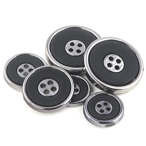 Черный плащ, пиджак классического кроя, рубашка