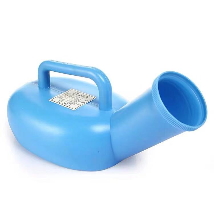 Man with urine pot urinating Divine Instrumental Night Pot Home Bed for Elderly Children portable men's urine pots to pick up urine containers