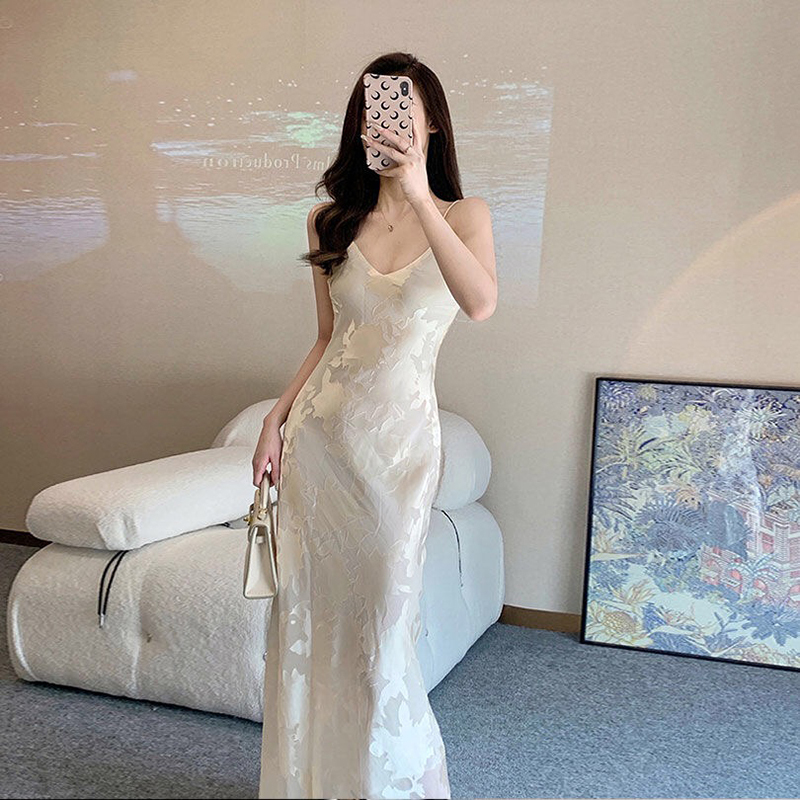 Fat Sister's New Summer Plus-Size Women's Clothing, Slim-Fitting, Elegant and Sexy V-Neck White Hip-Hugging Age-Reducing Suspender Dress Fat Sister's New Summer Plus-Size Women's Clothing, Slim-Fitting, Elegant and Sexy V-Neck White Hip-Hugging Age-Reducing Suspender Dress
