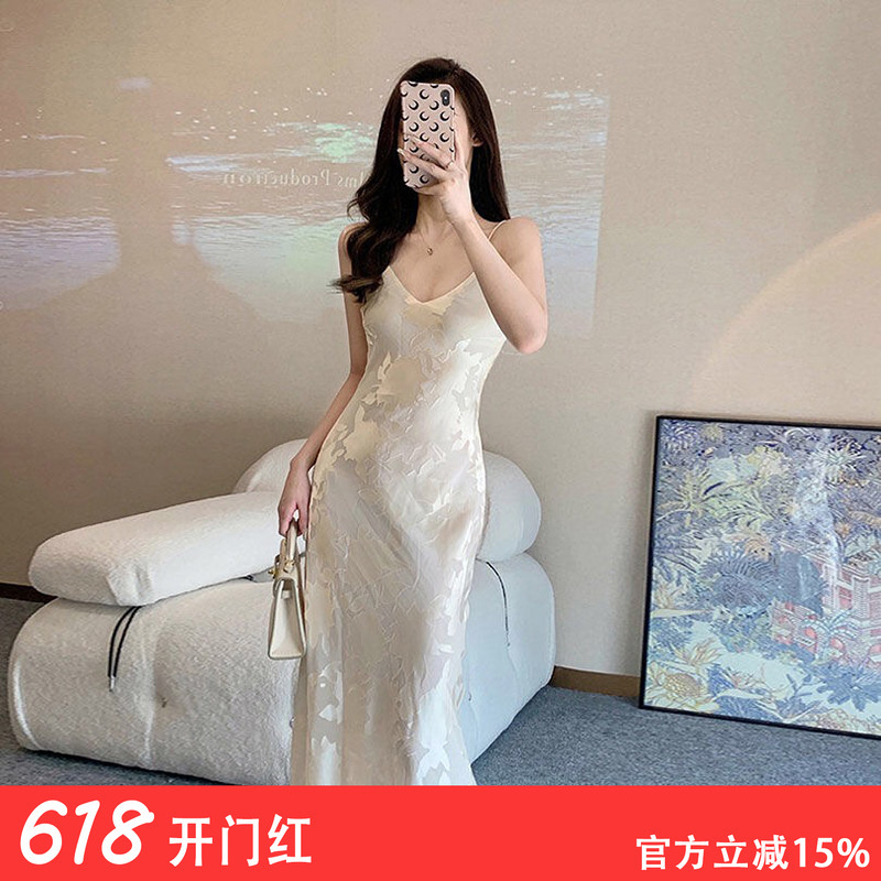 Fat Sister's New Summer Plus-Size Women's Clothing, Slim-Fitting, Elegant and Sexy V-Neck White Hip-Hugging Age-Reducing Suspender Dress