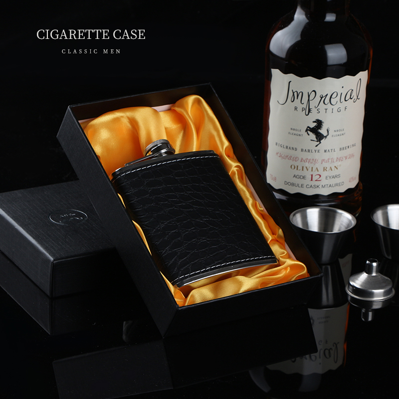 Imported 304 stainless steel wine jug crocodile print with small wine jug 4 Two loaded portable outdoor small flat kettle send friends