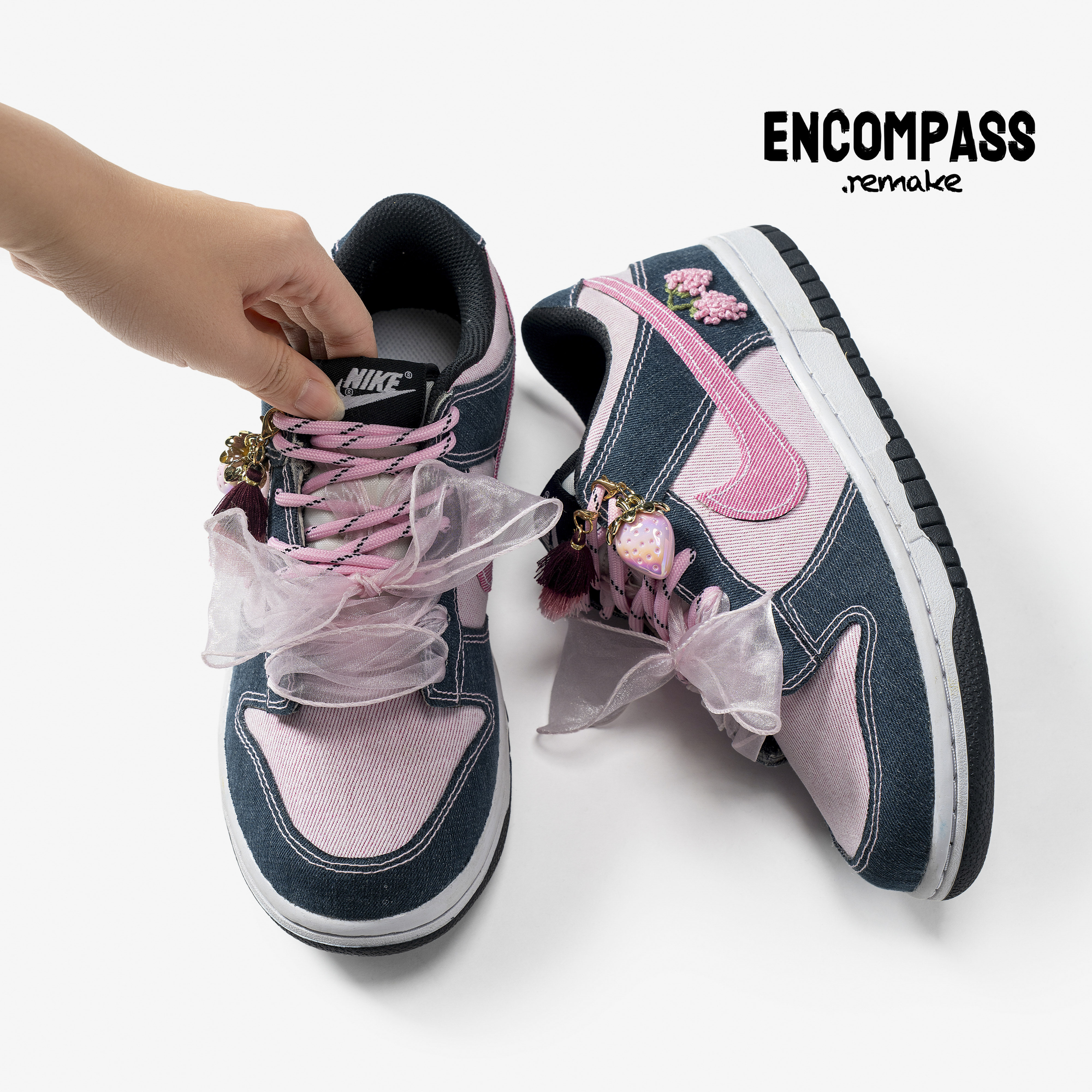 Повседневная обувь для девочек Nike DUNK Remake из синего розового денима с вышитой подвеской в виде клубники ВКЛЮЧАЕТ в СЕБЯ Изображение 1