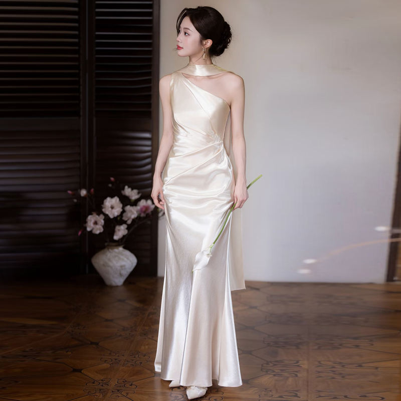 White Satin Off-Shoulder Dress, Simple and Elegant, Socialite Banquet Fishtail Engagement Dress, Bride's Wedding Going-Out Light Wedding Dress