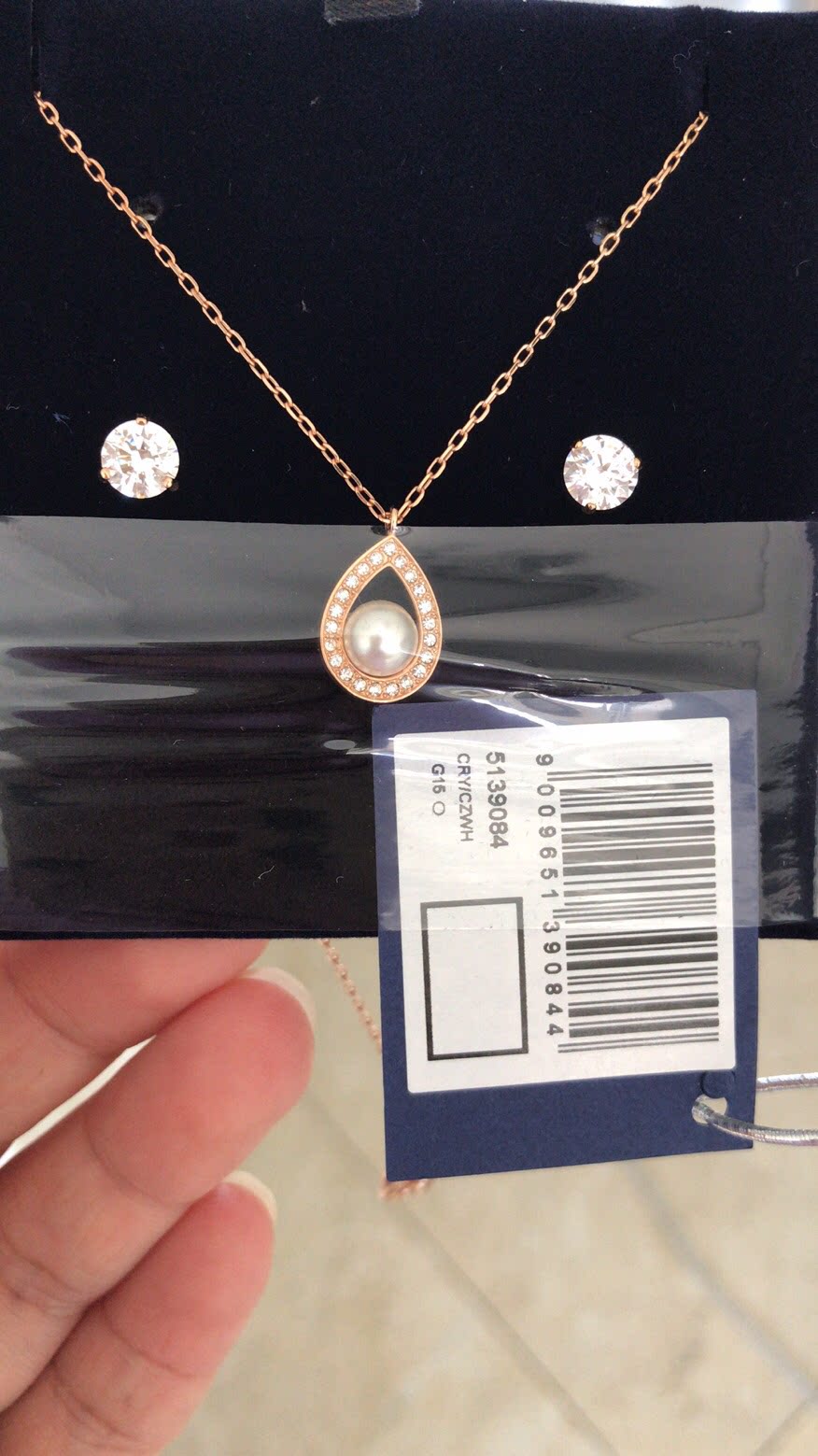 Spot 5139084 Suit Earrings Necklace in the spot