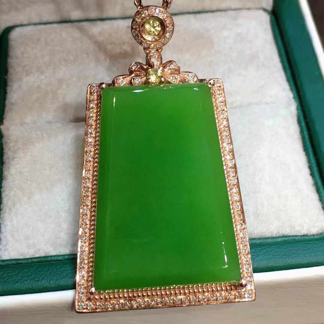 18k gold inlaid with natural Xinjiang and Tian Beyyu Ping An without a sign pendant ice bottom Zhengyang green apple green necklace