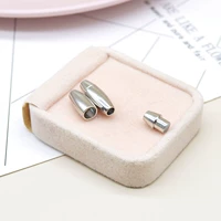 Белая пряжка (магнит) одна