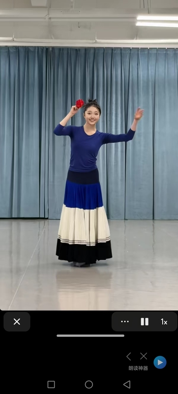 The Yi Ethnic Minority's Skirts Are Suitable for Dancing and Are Usually Lightweight for Everyday Wear