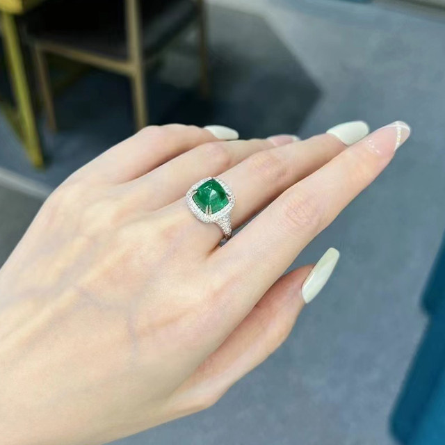 Baochuangji 18K ຄໍາສີຂາວ 5.43 ກະຣັດ ແຫວນ emerald ທໍາມະຊາດຄໍາທີ່ແທ້ຈິງ gemstone ເພັດ emerald ້ໍາຕານ tower ring