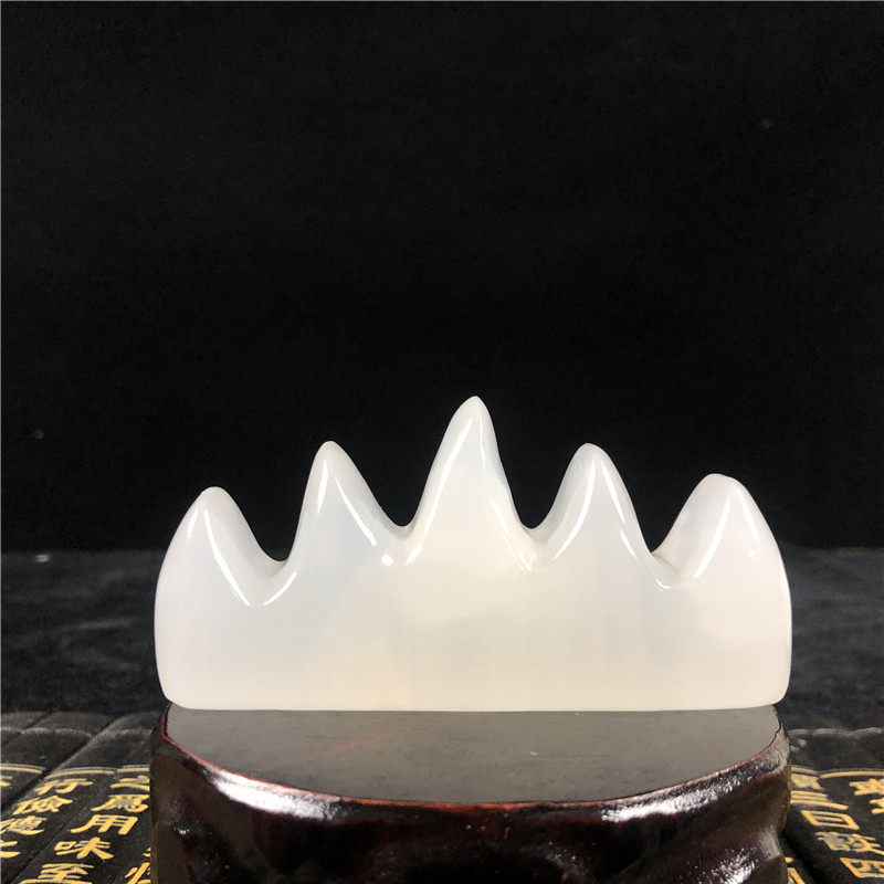 白玉筆架 玉石笔搁笔架笔山、印泥、白玉水盂，这些文房四宝中的精品可以