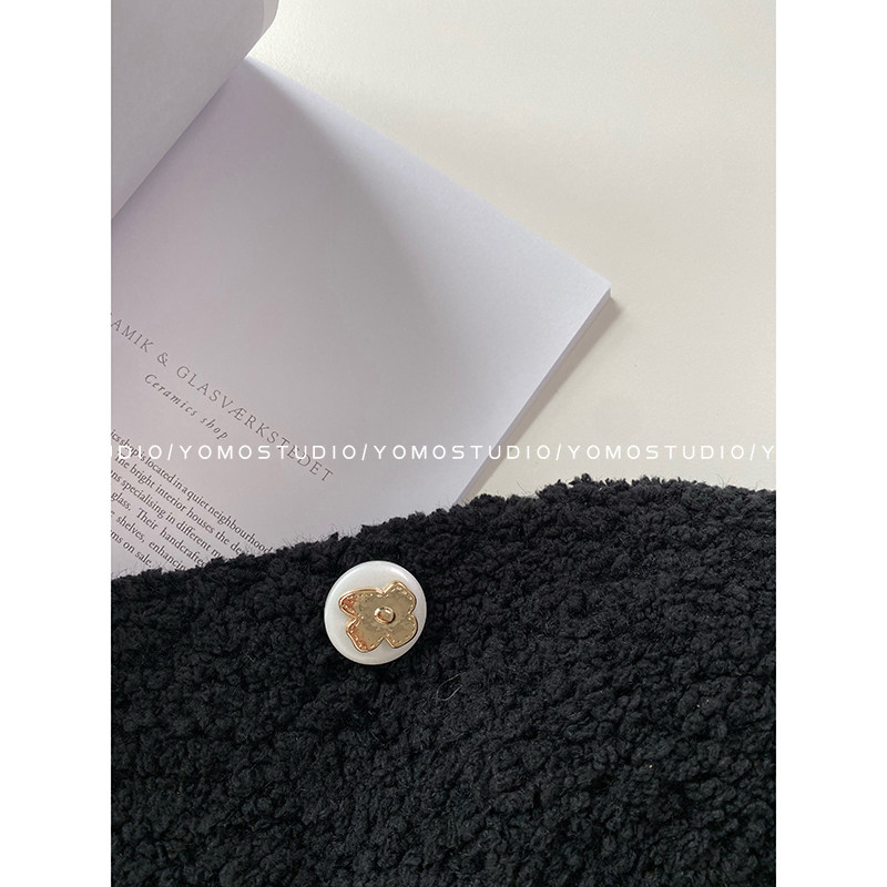 YOMOSTUDIO Xiaoxiang Nianyuan Wind Metal button Irregular Four-leaf Grass Double Parquet White Sweater Decoration