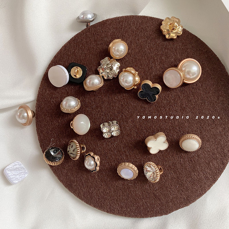 YOMOSTUDIO SMALL FRAGRANT WIND METAL BUTTON Four Leafy Grass Black & White Shirt With MATT Matt Shagin Pearl Clasp