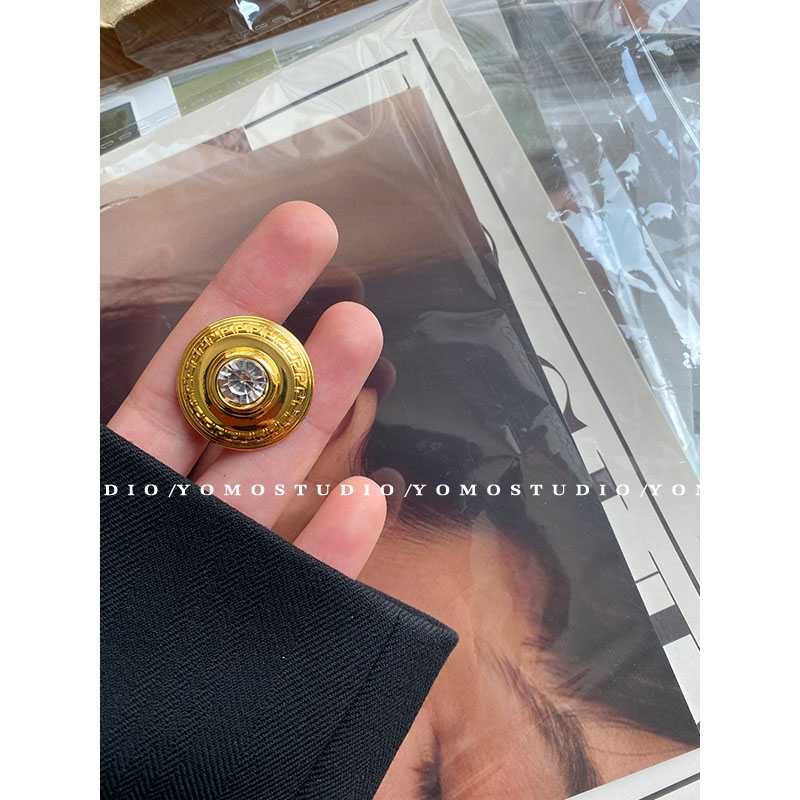 YOMOSTUDIO Small fragrance button Metal Clay Sweater Cover Decorated with Blade Sweater