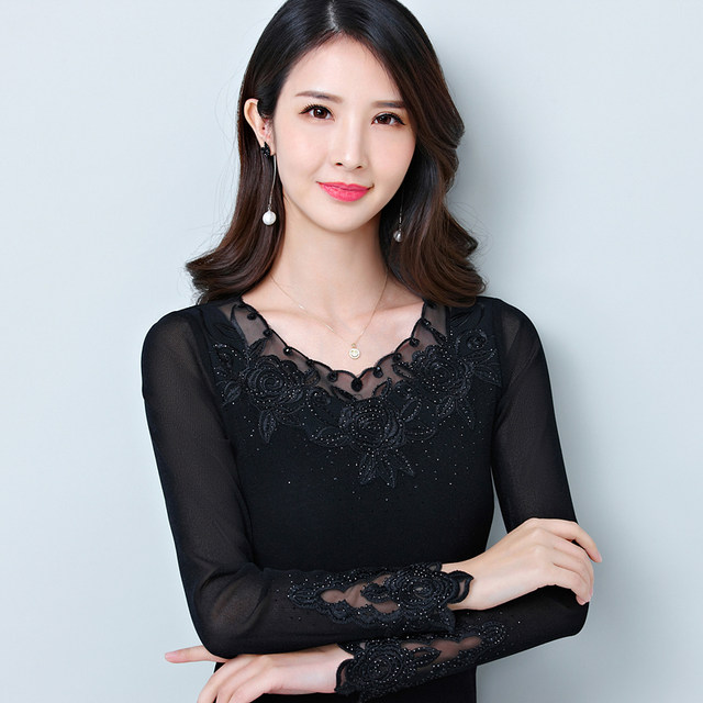 Fashionable lace bottoming shirt for women in spring and autumn, long-sleeved T-shirt for mother, bright silk mesh top, stylish small shirt