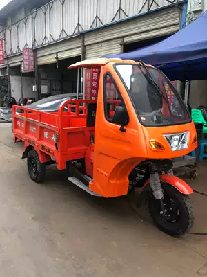 Large oil truck three-wheeled locomotive shed semi-enclosed iron canopy cab enlarged canopy awning Red