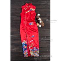 The auspicious bride looks slim and straight-fronted. Colorful cloud hand-embroidered red long cheongsam for toasting wedding photos and banquet.