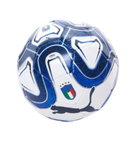 Белый маленький надувной мяч