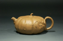 (Yixing Purple Porcelain Pot) The old section of the old section of the Yellow Dragon Mountain the old section of the mud and the whole handmade small pumpkin pot.