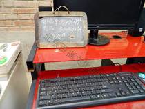 Recall] Old goods 2000 out of desk A set of old furnishing computer hosts old objects for sale and a set of old goods