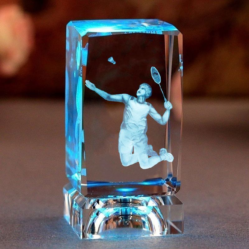 創造的なクリスタルが刻まれたバドミントン発光装飾品で、少年少女の学校スポーツ大会の賞品へのギフトとして最適です。