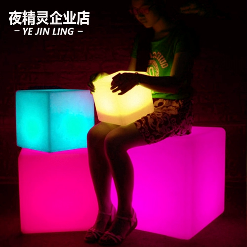 Светодиодный свет -квадратный стул квадратный квадратный корпус выставка таблица активности. Подгрупп -ландшафтный двор на открытом воздухе.