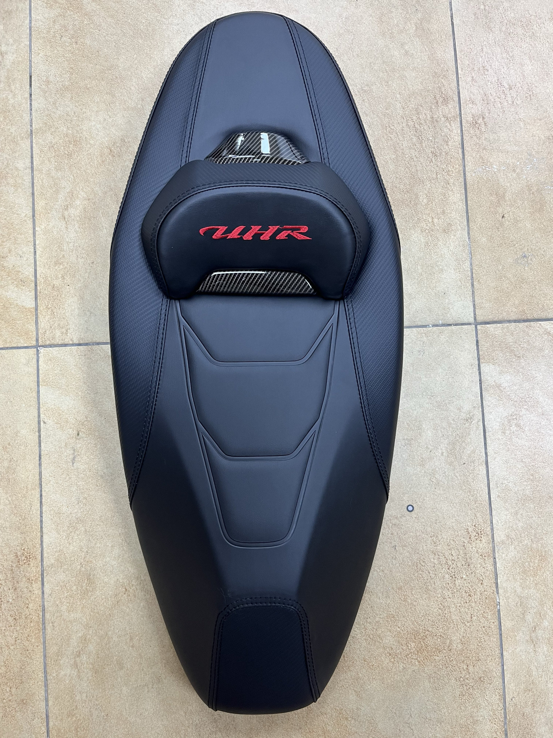 このシートクッションは、Haojue UHR150/UFR150 第6世代モデル用に設計されており、サドルを4cm低くします（工場長が強く推奨）。