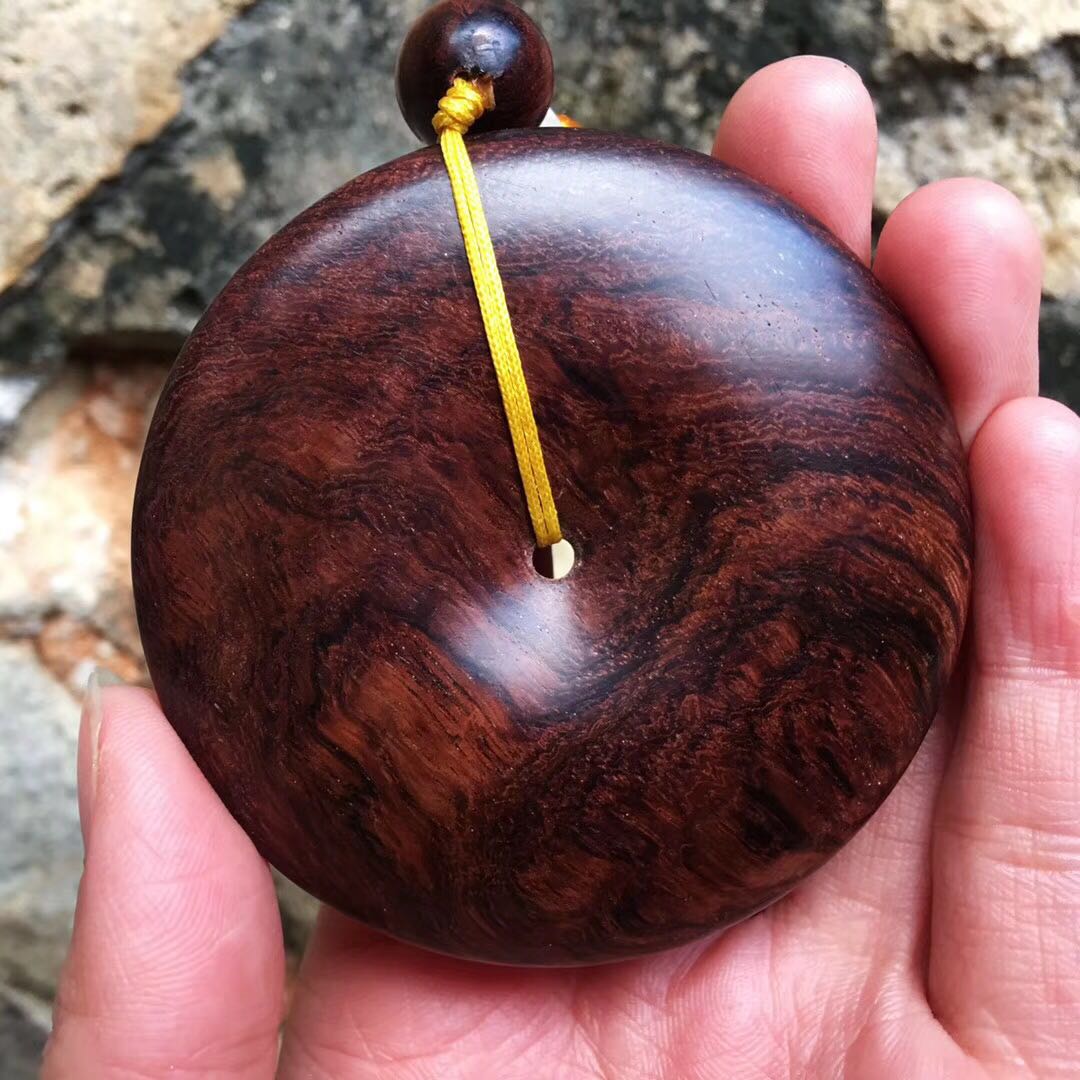 Authentic and authentic Hainan Huangflower Pear Purple Oil Pear Mountain Water Grain with Ping An Pendant Pendant Red Wood Handlebar Boutique