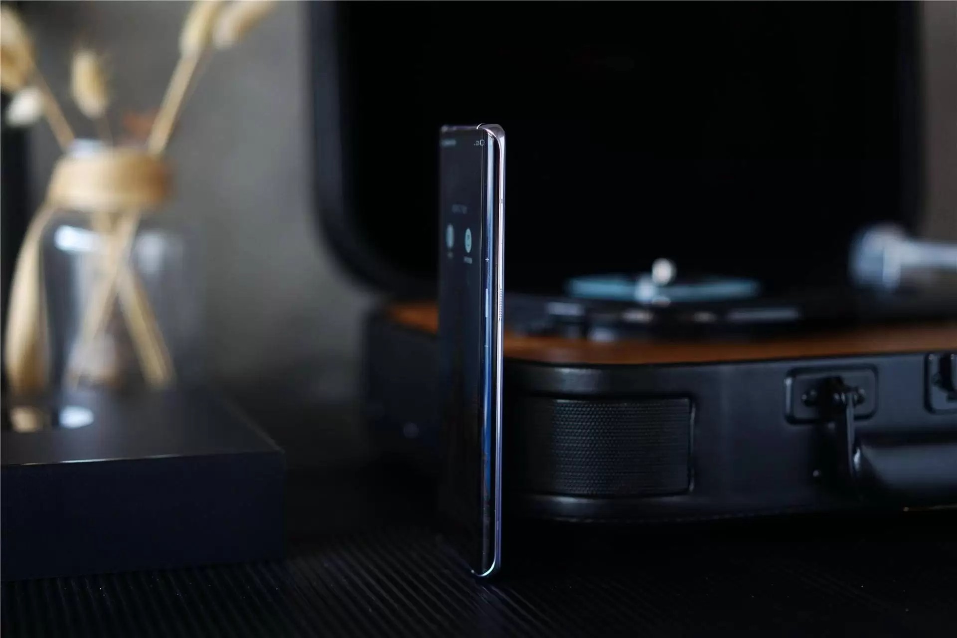 vivo手机屏占比例高达99.6%