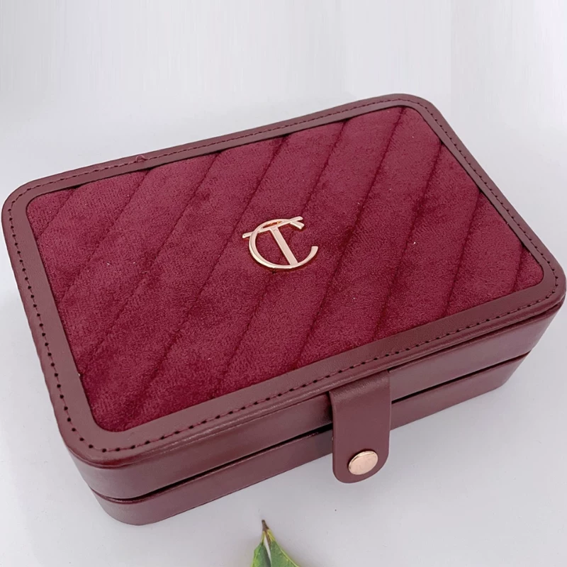 Charlotte Tilbury, система хранения, фиолетовые украшения, переносная хранительнаяка, ретро косметичка