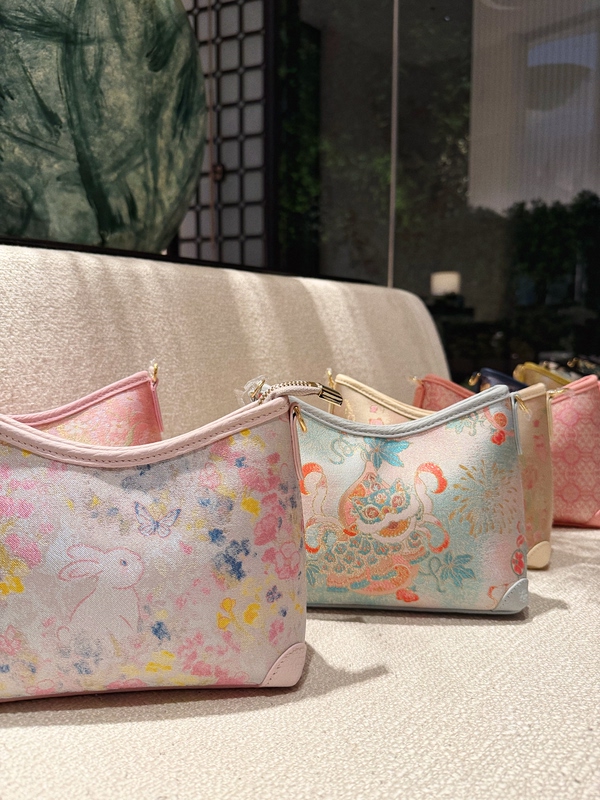 New Chinese-Style National Style Song Brocade Handbag for Women 2026 New Model with a High-End Feel and Niche Design, Single Shoulder Crossbody Small Hobo Bag