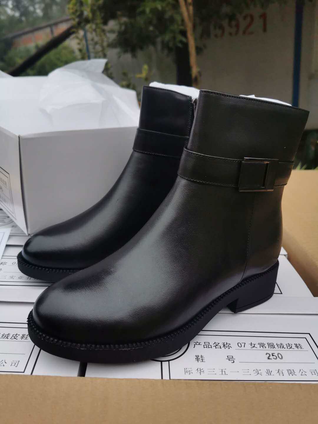 Flat and female leather shoes