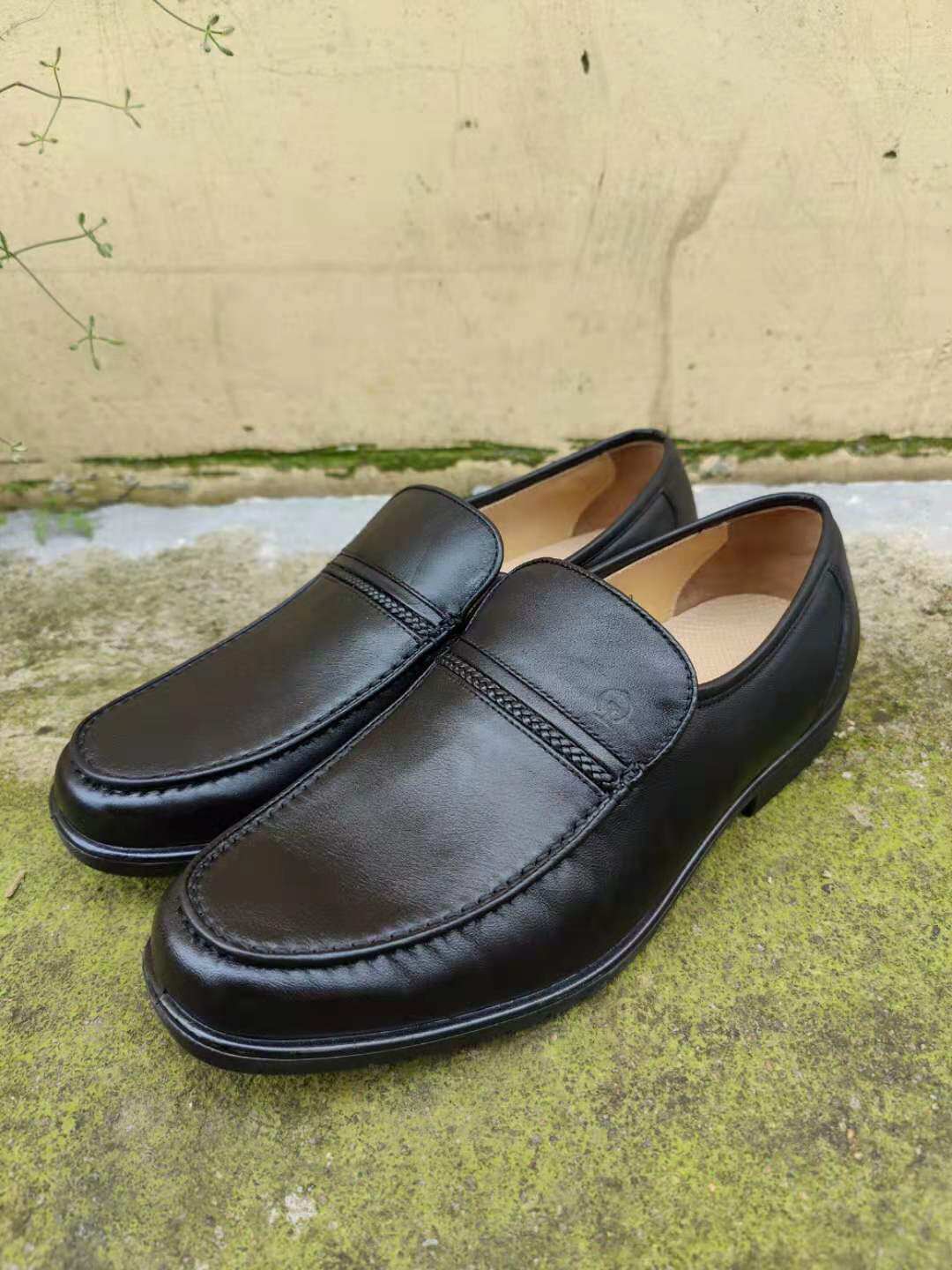 Train crew working leather shoes one foot and foot for casual leather shoes