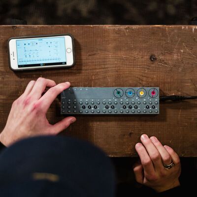 Teenage Engineering OP-Z беспроводной Bluetooth-мультимедийный портативный синтезатор-синтезатор.