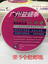 20G-point banknote a wet hand-in-hand.