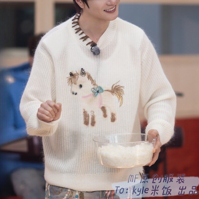 波に乗る2026：李暁然と陸虎が着用しているお揃いのセーター。白の丸首長袖ニットウェアで、ポニーのステッチ入り。